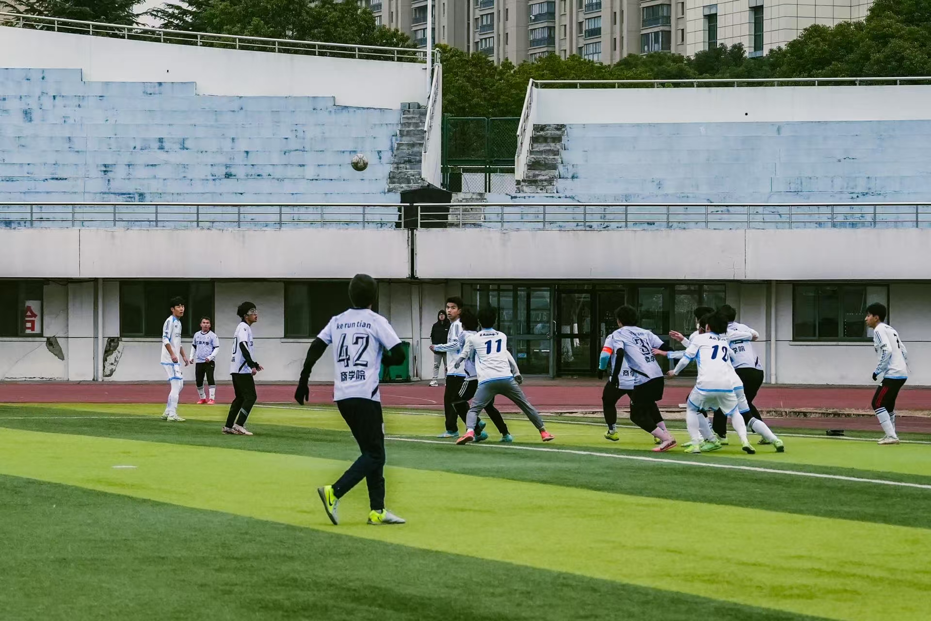 越来越多的校园足球比赛进入高校校园生活的简单介绍 越来越多的校园足球比赛进入高校校园生活的简单介绍