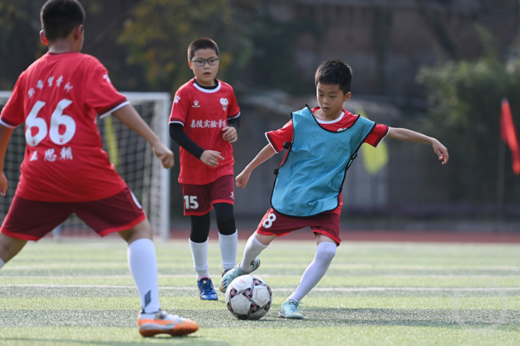 越来越多的校园足球比赛进入高校校园生活的简单介绍 越来越多的校园足球比赛进入高校校园生活的简单介绍