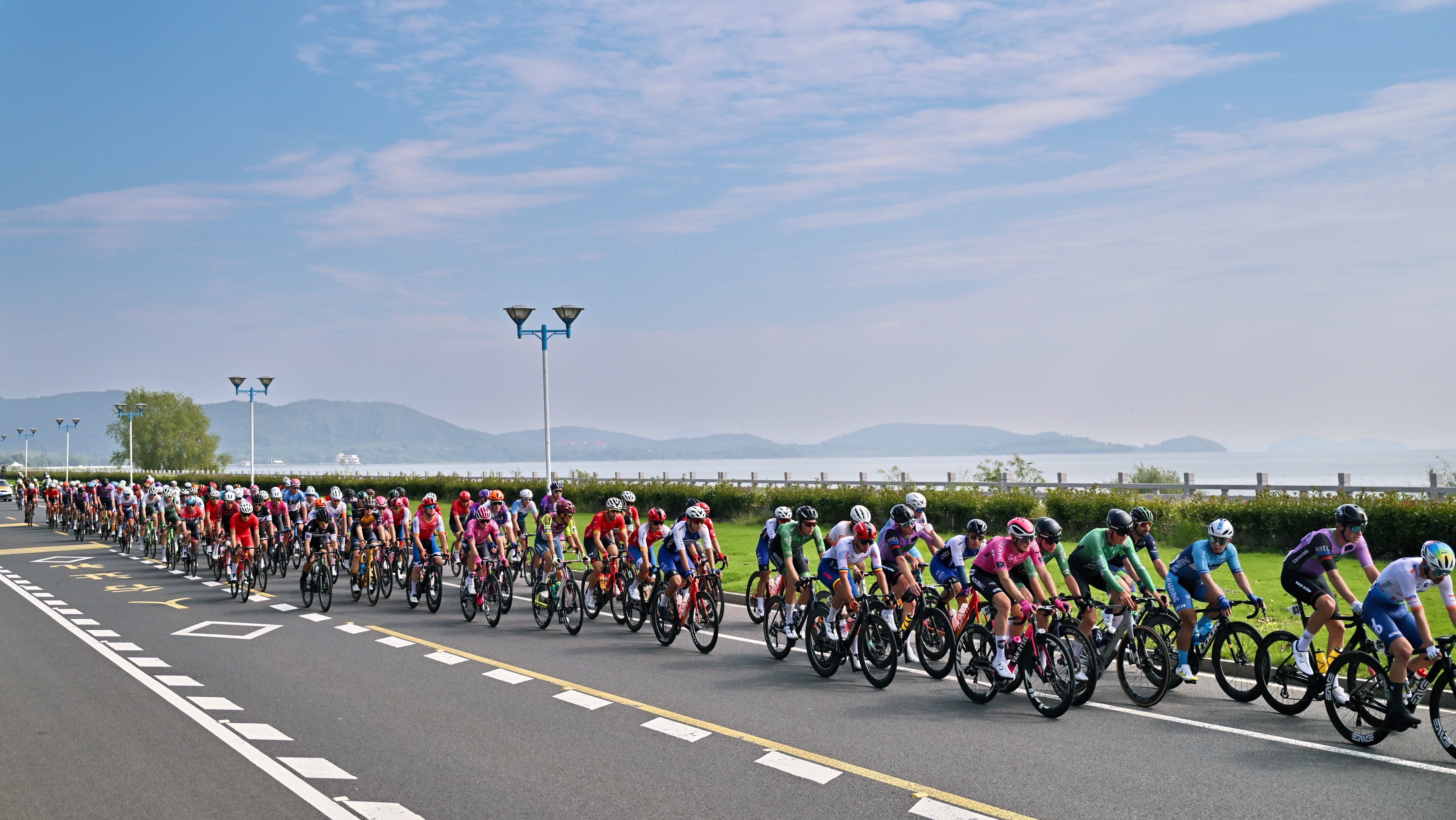 乐鱼APP下载-公路自行车环赛，穿越城市与乡村的精彩瞬间的简单介绍